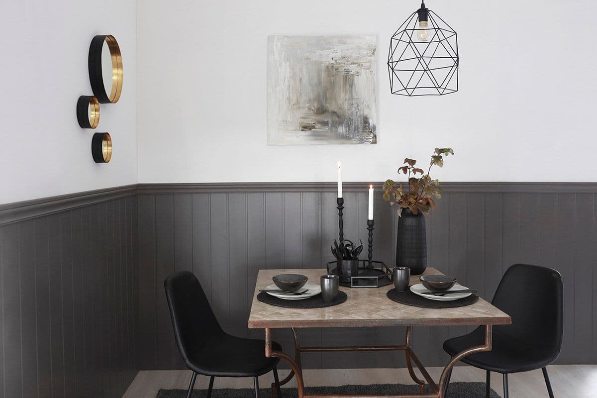 Huntonit Basic wall veggplate i skyggeprofil og fargen Pepper.