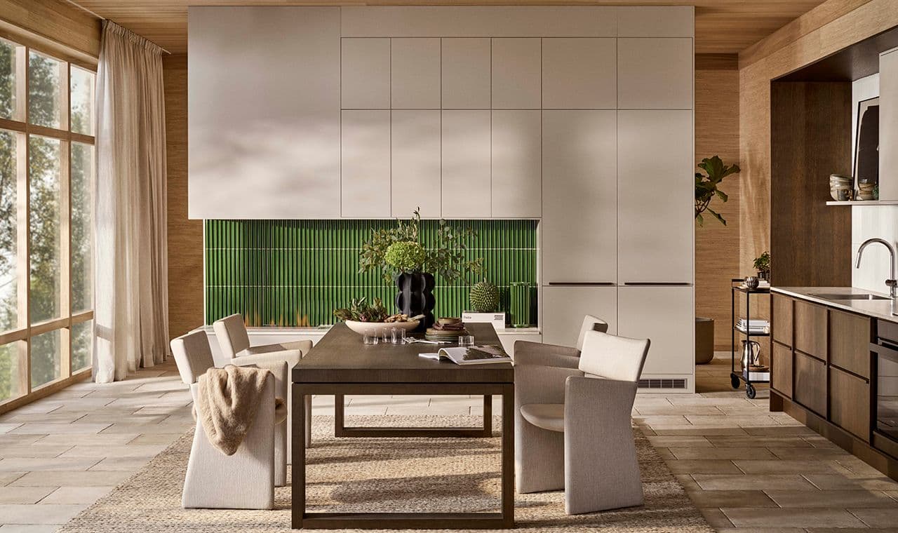 moderne kjøkken som kombinerer hvite, slette fronter med mørke eikefronter