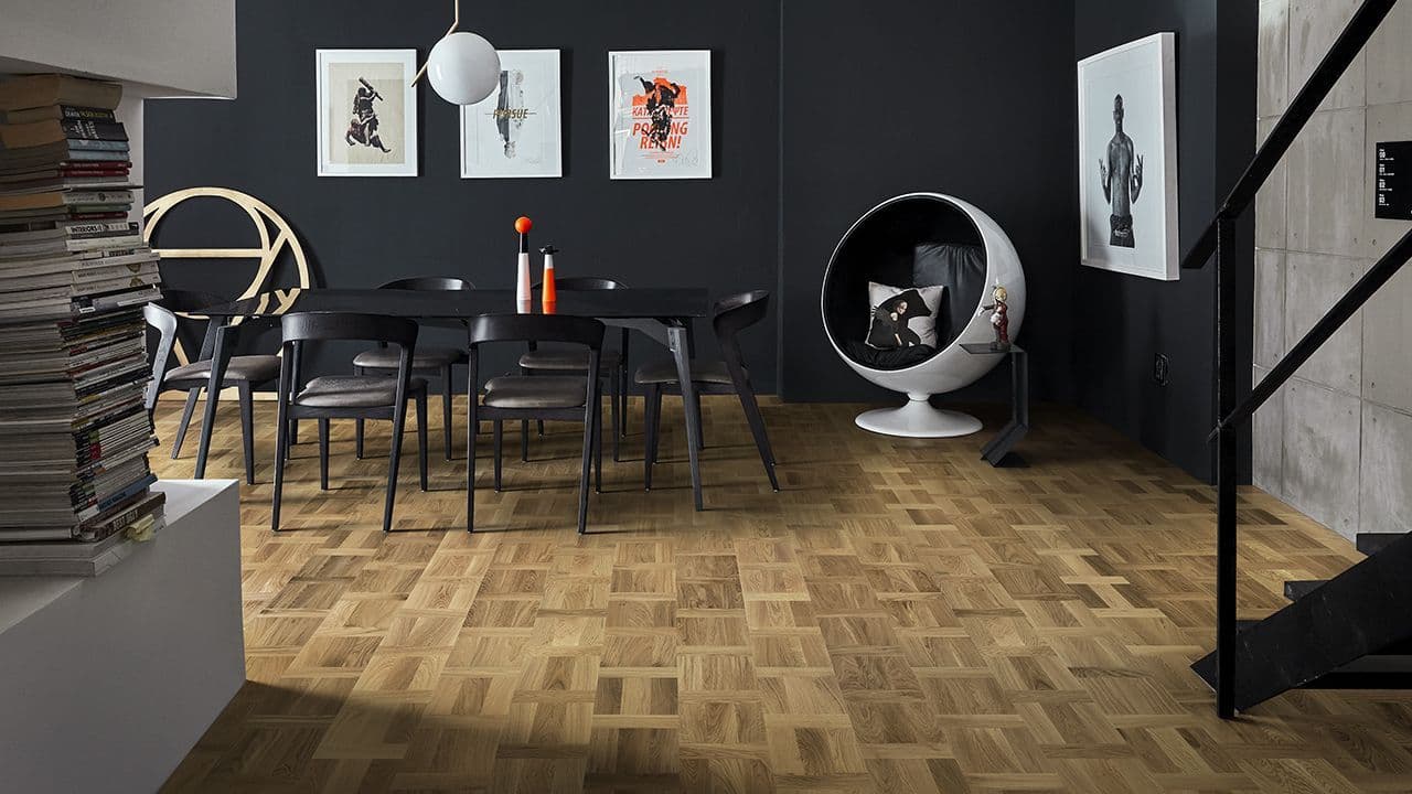 Mørk stue med klassisk mønster til gulvinspirasjon.