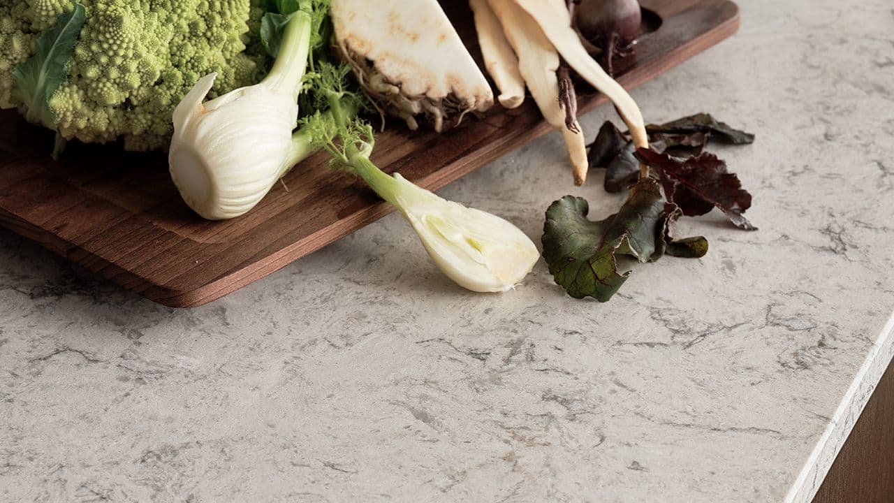 nærbilde av benkeplate i stein