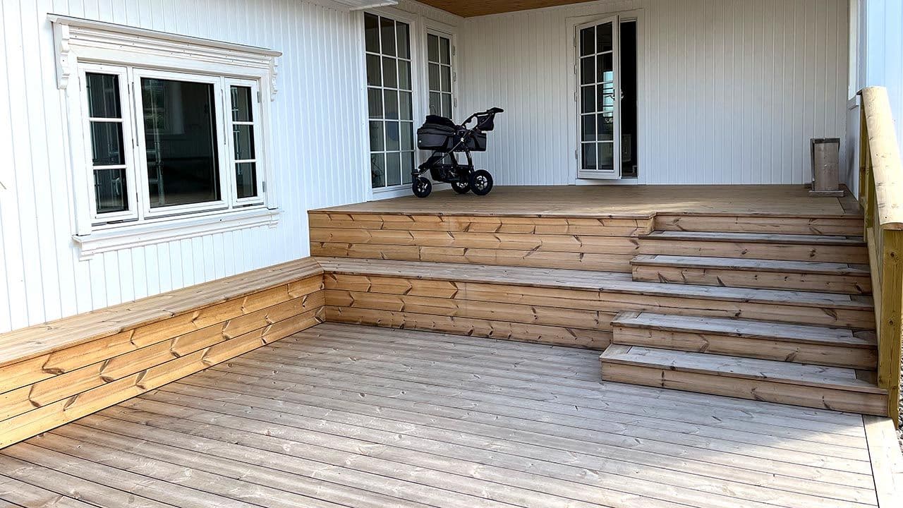 Terrasse med termofuru terrassebord.