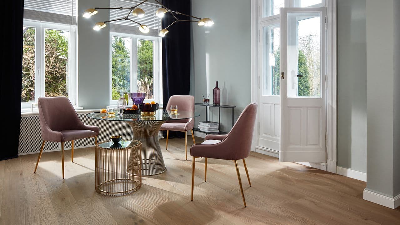 1-stavs parkett i moderne spisestue.