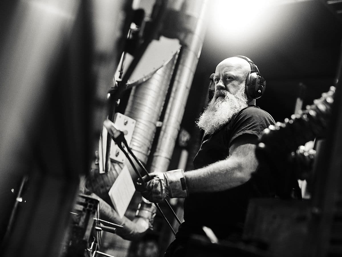 mann med skjegg og hørselvern Fra Hellberg jobber med en lang tang