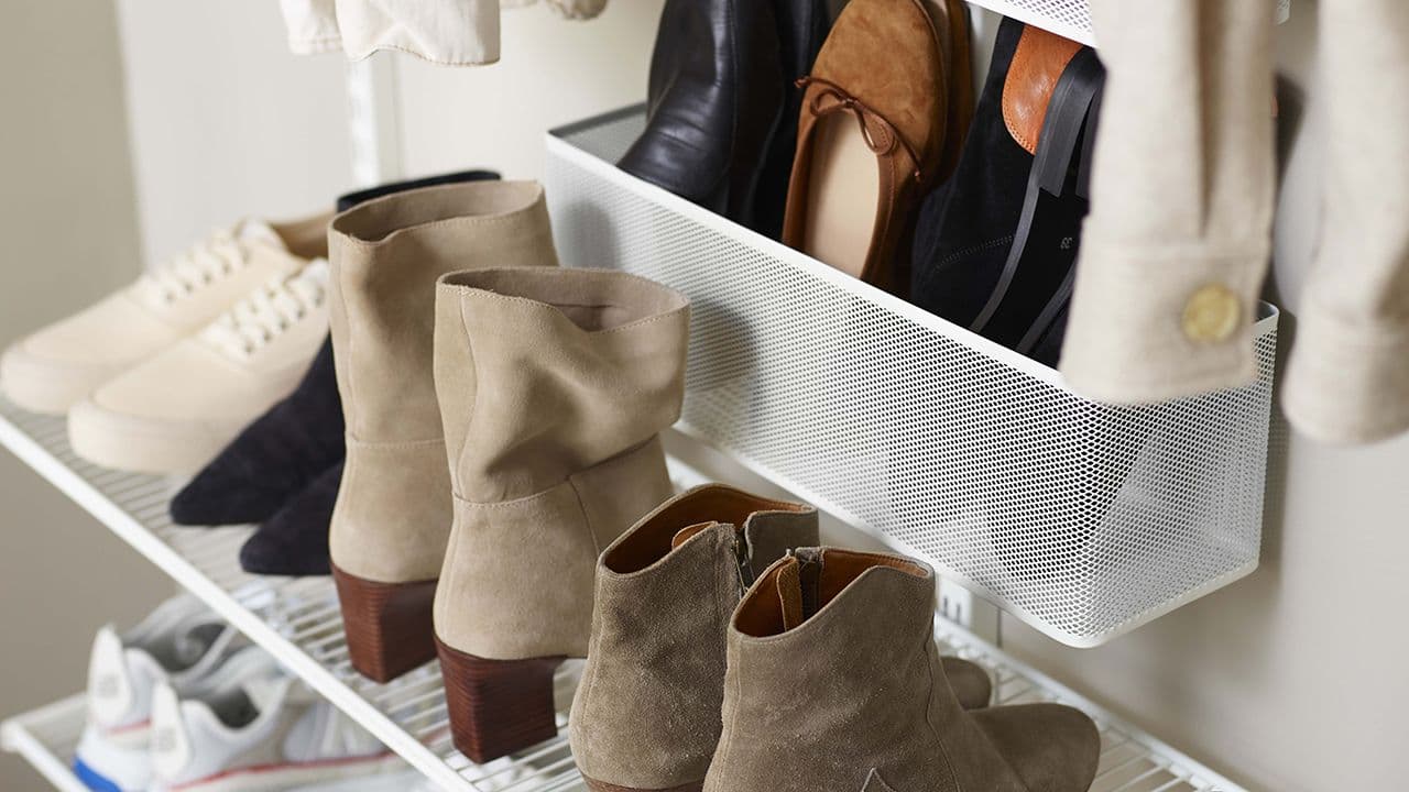 Kurvsystem som garderobeløsning i garderobe som henger rett på veggen.