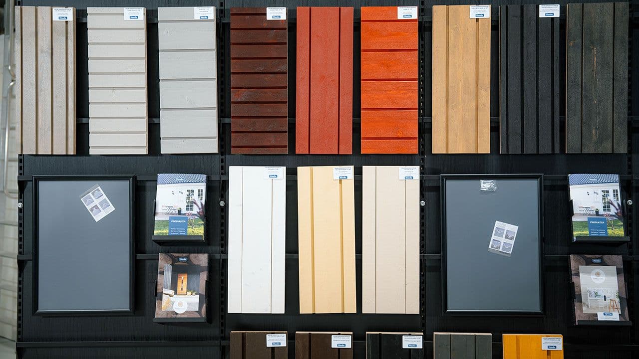 Vegg med utstilling av kledning.