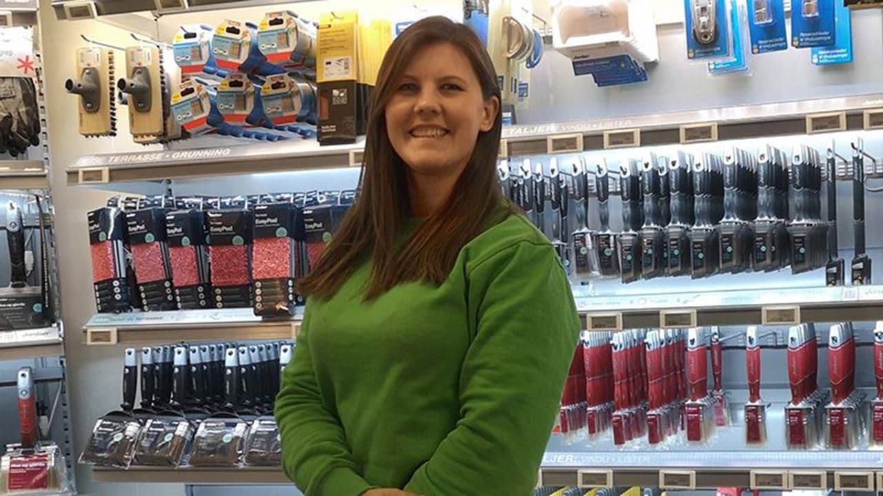 Butikkmedarbeider Hilde Klausen på Byggtorget Arendal.