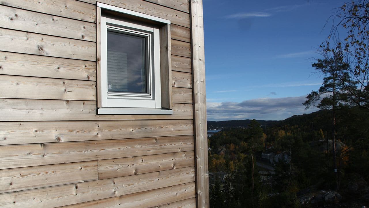 Liggende kledning i vedlikeholdsvennlig termogran.