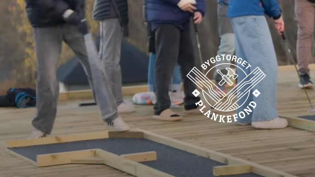 Barn og unge på Skjervøy tester ut de nye minigolfbanene fra Byggtorget Plankefondet