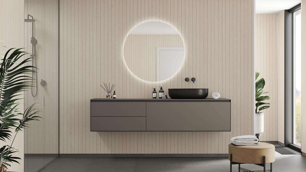 Spilevegg bad med lyse spiler.