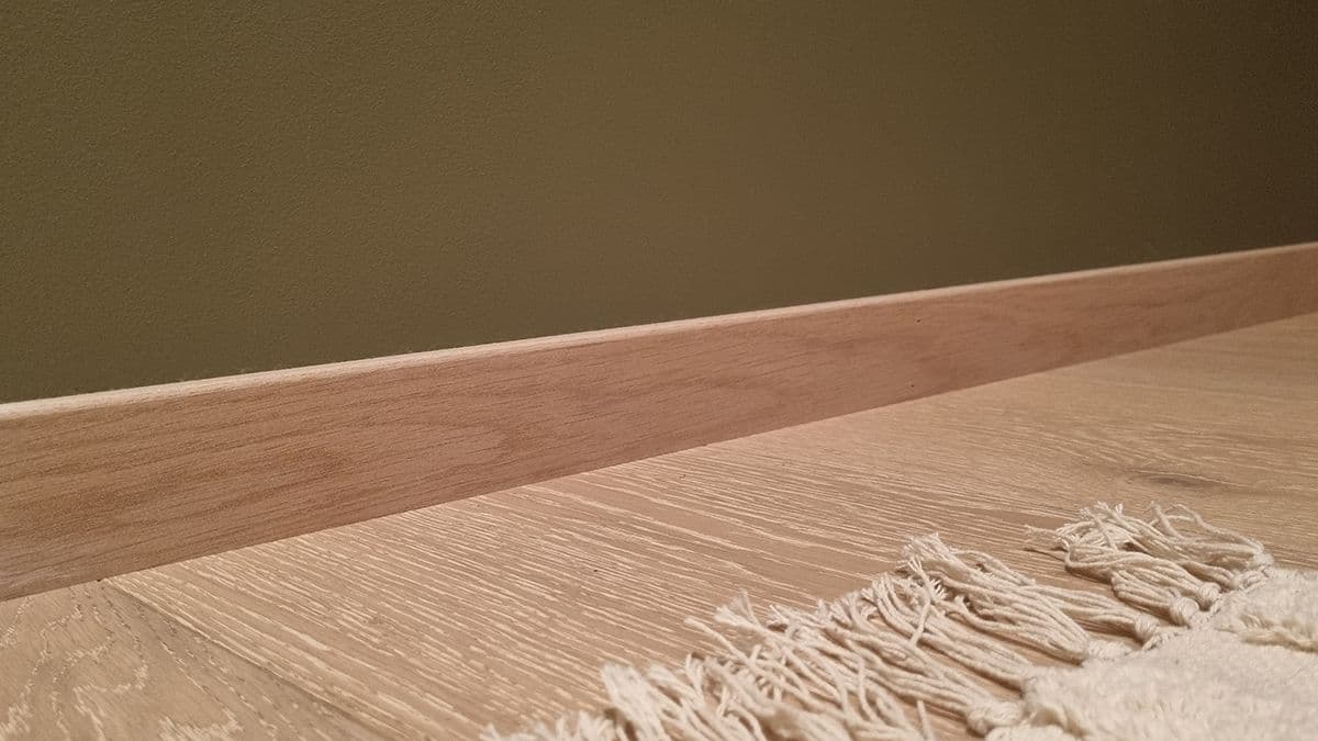 Nærbilde av eik rund vanilla fotlist fra Combiwood Barkevik