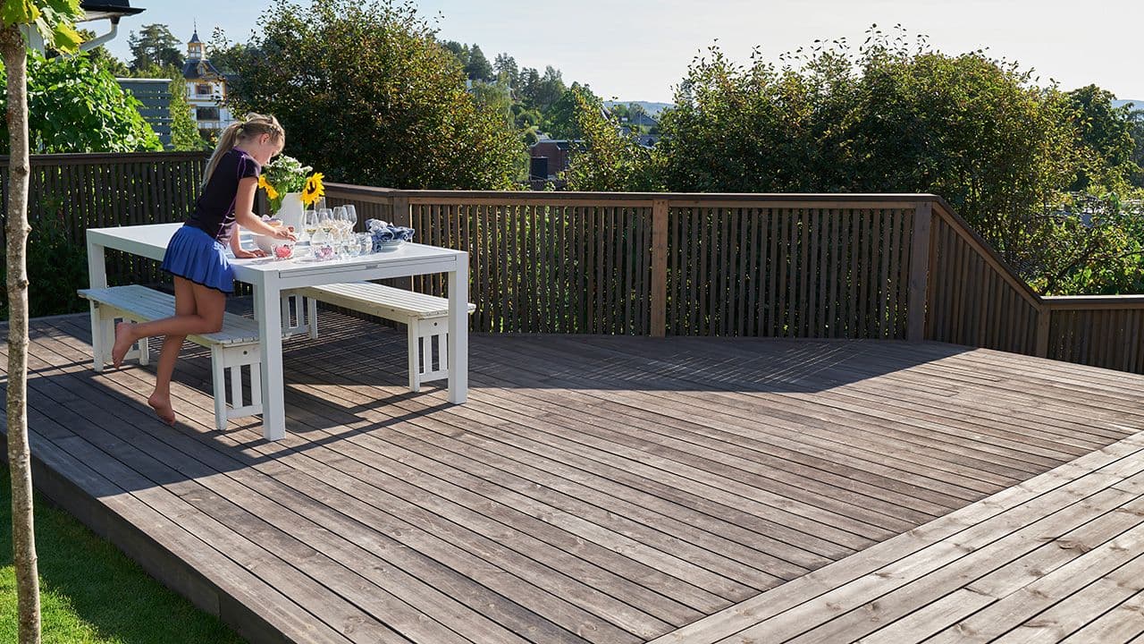 Uterom med stående rekkverk terrasse i brun.