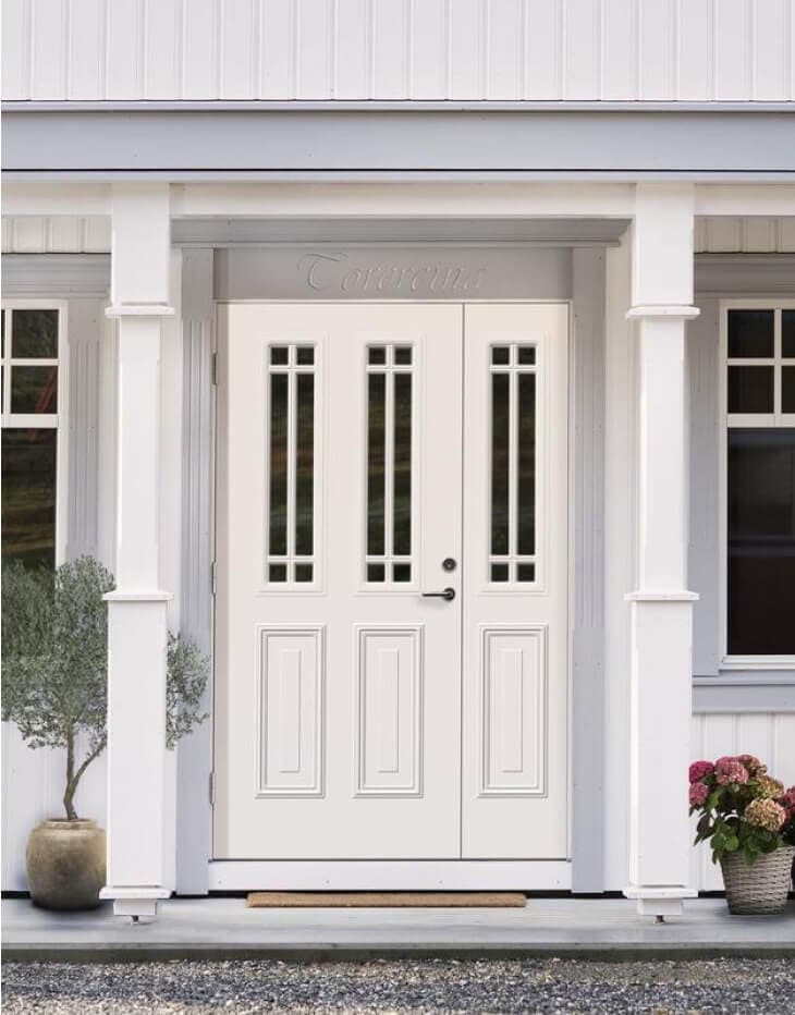 Hvit klassisk dør med profil og sidefelt.