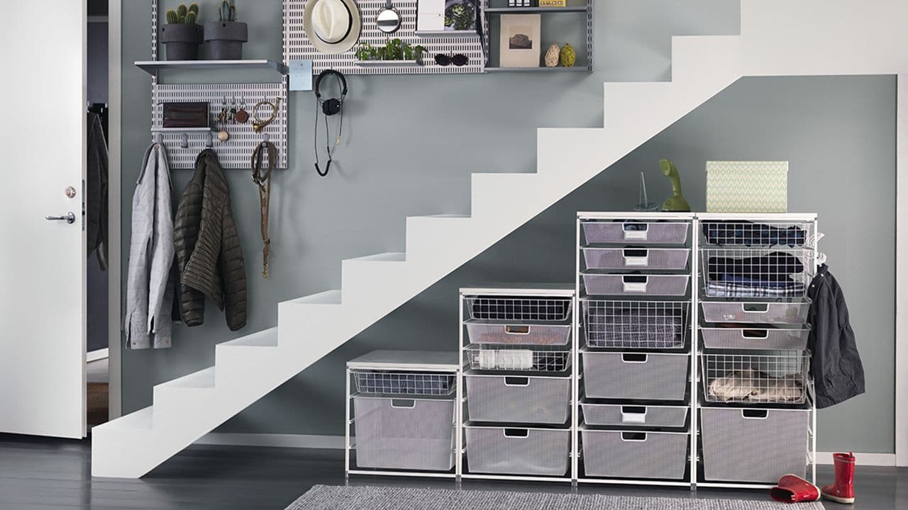 Garderobe under trapp med skuffer.