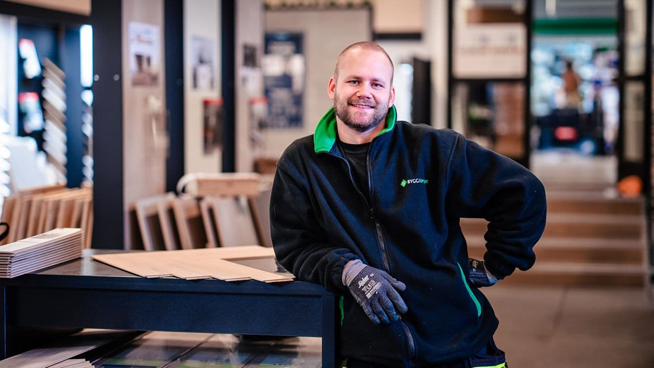 Ansatt i gulvavdelingen hos Byggtorget som forteller hvordan man unngår knirk i gulvet.