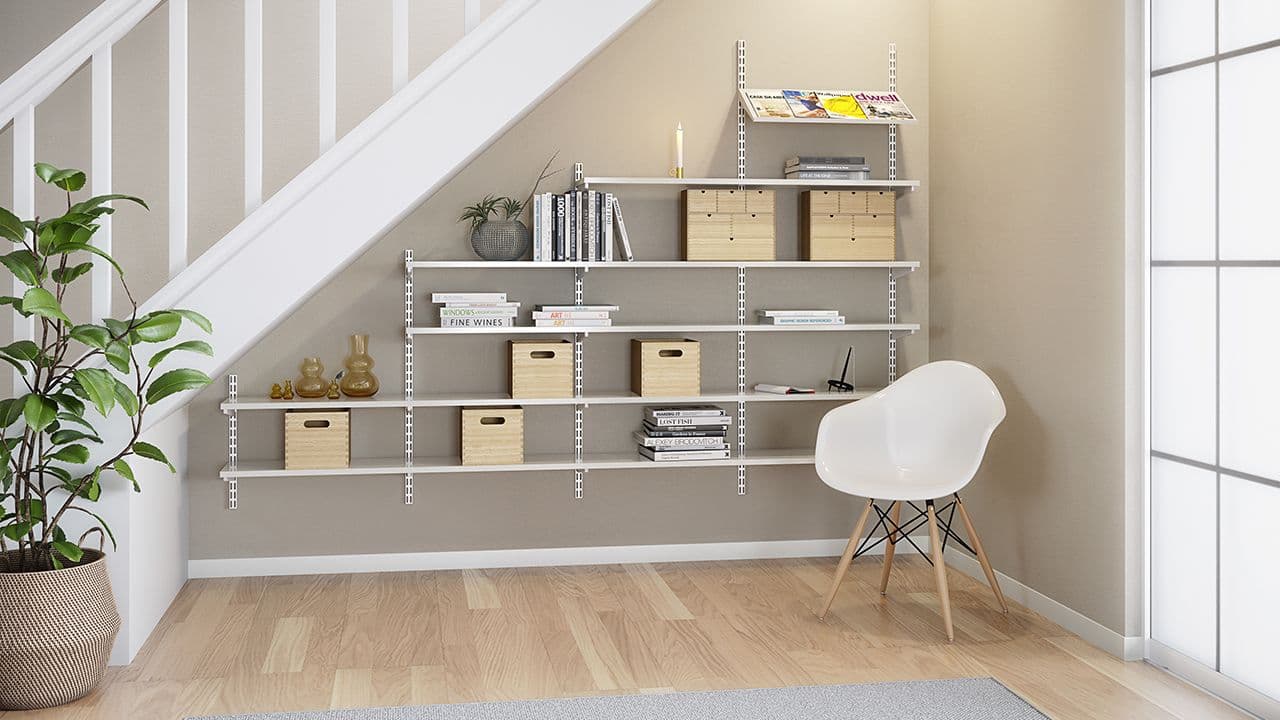 Klikk-inn vegghengt garderobesystem brukt under trapp som hylle.