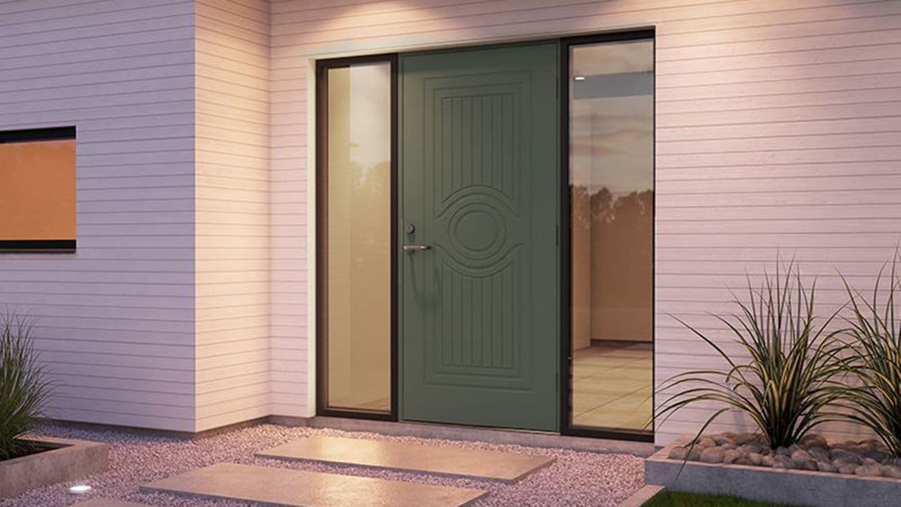 Grønn ytterdør med sidefelt i glass på begge sider.