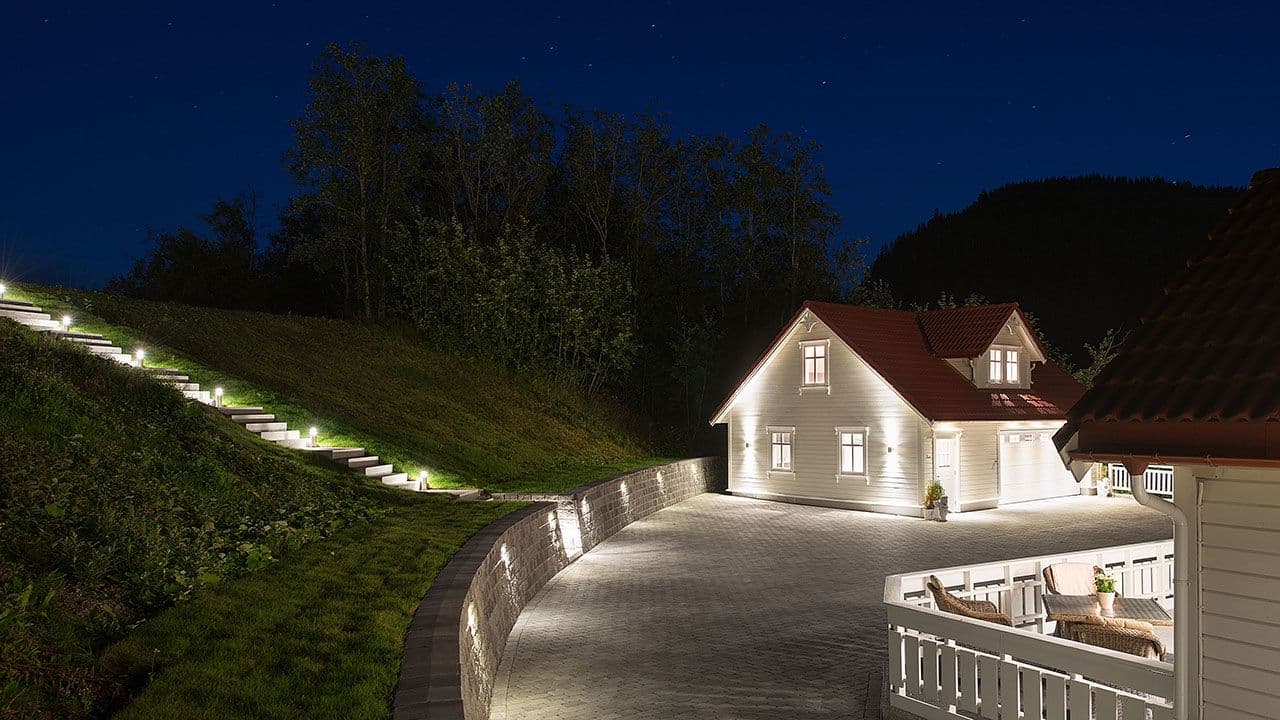 Norsk hage med opplyst trapp i skråning for hage inspirasjon skråning og stor gårdsplass med belegningsstein.