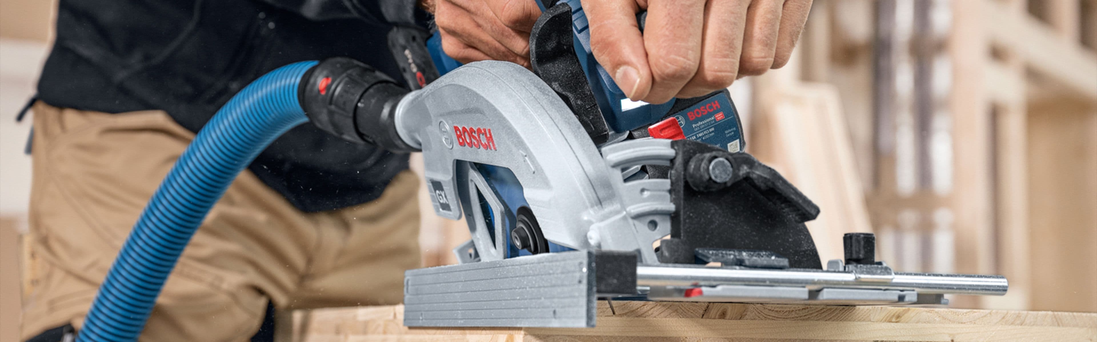 Mann som bruker sirkelsag for å kutte treverk.
