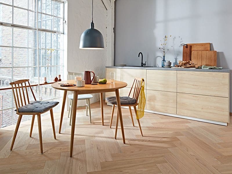 skandinavisk spisebord med lys eikeparkett i fiskebeinsmønster
