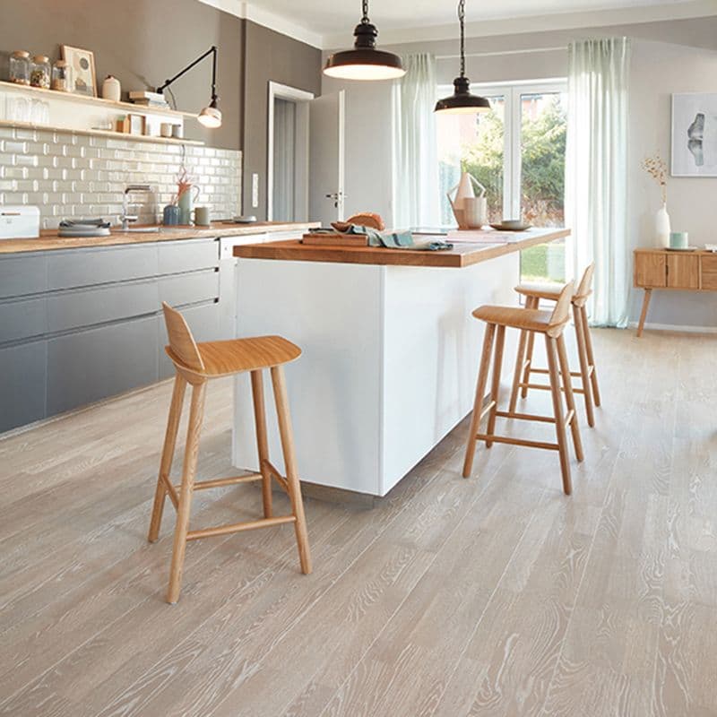 Lyst gulv i kjøkken