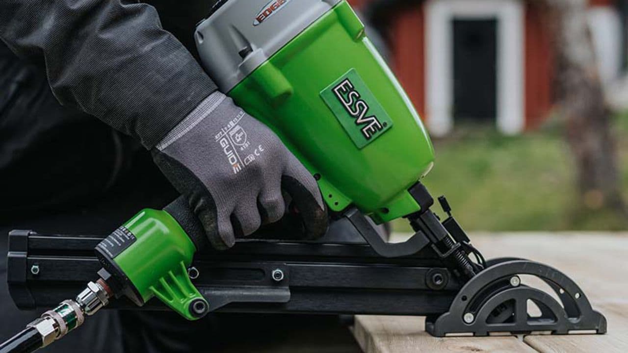 Edgefast Spikerpistol som brukes til å bygge terrasse.