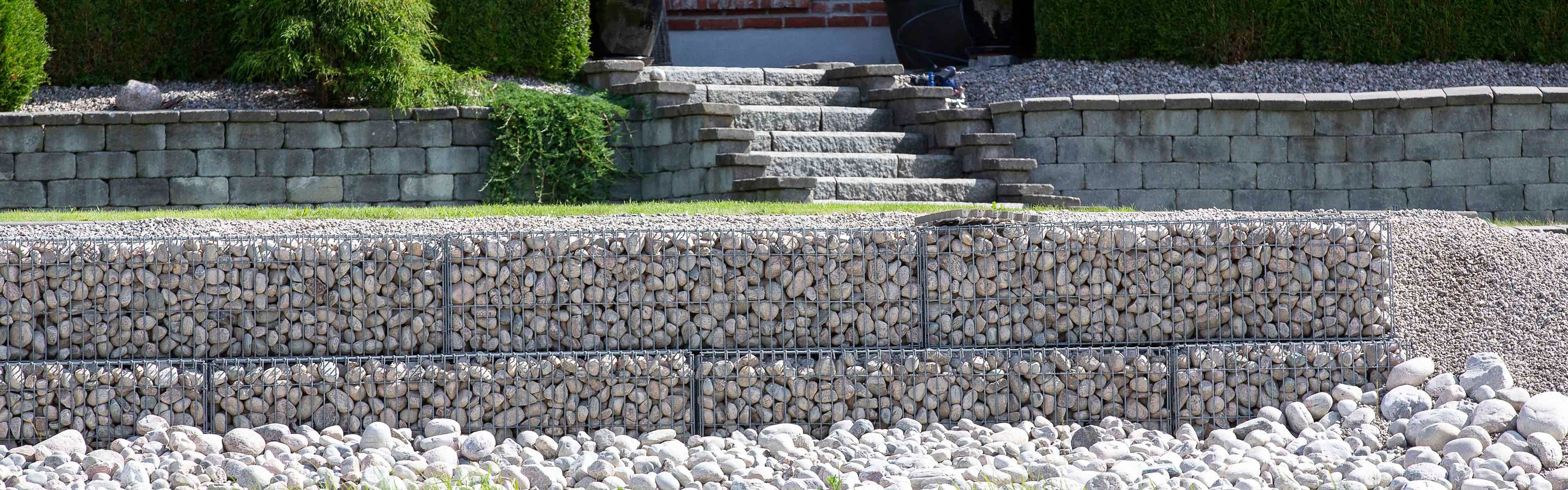 Billig støttemur i hage foran hus.