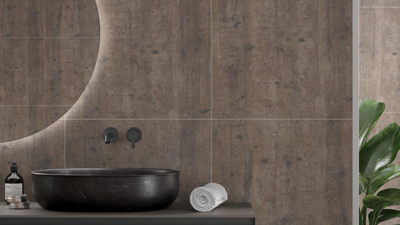 Veggplater med tredekor på bad som er baderomsplater du kan montere selv.