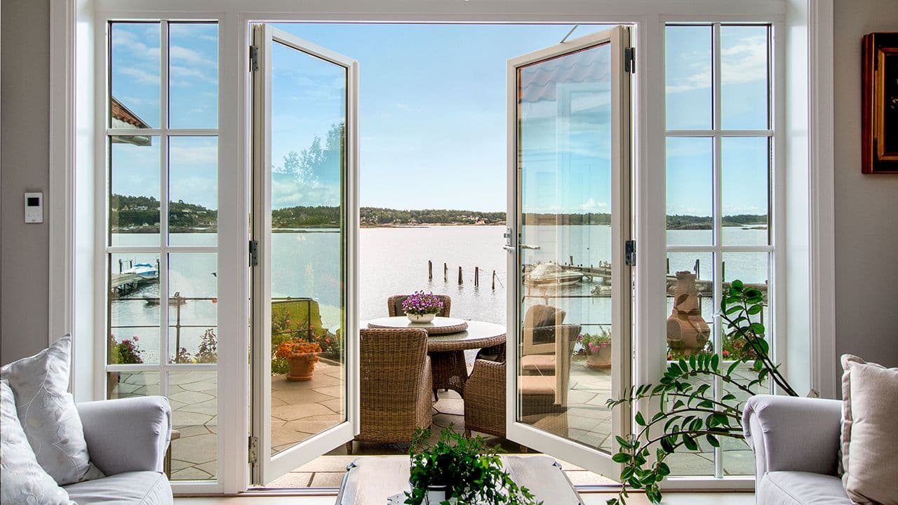 Dobbel verandadør i helglass og sidefelt med sprosser.