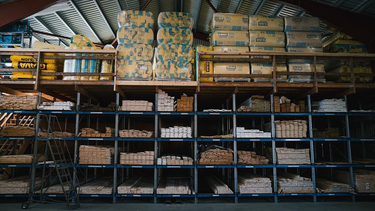 Hyller i byggevarehus med kledning.