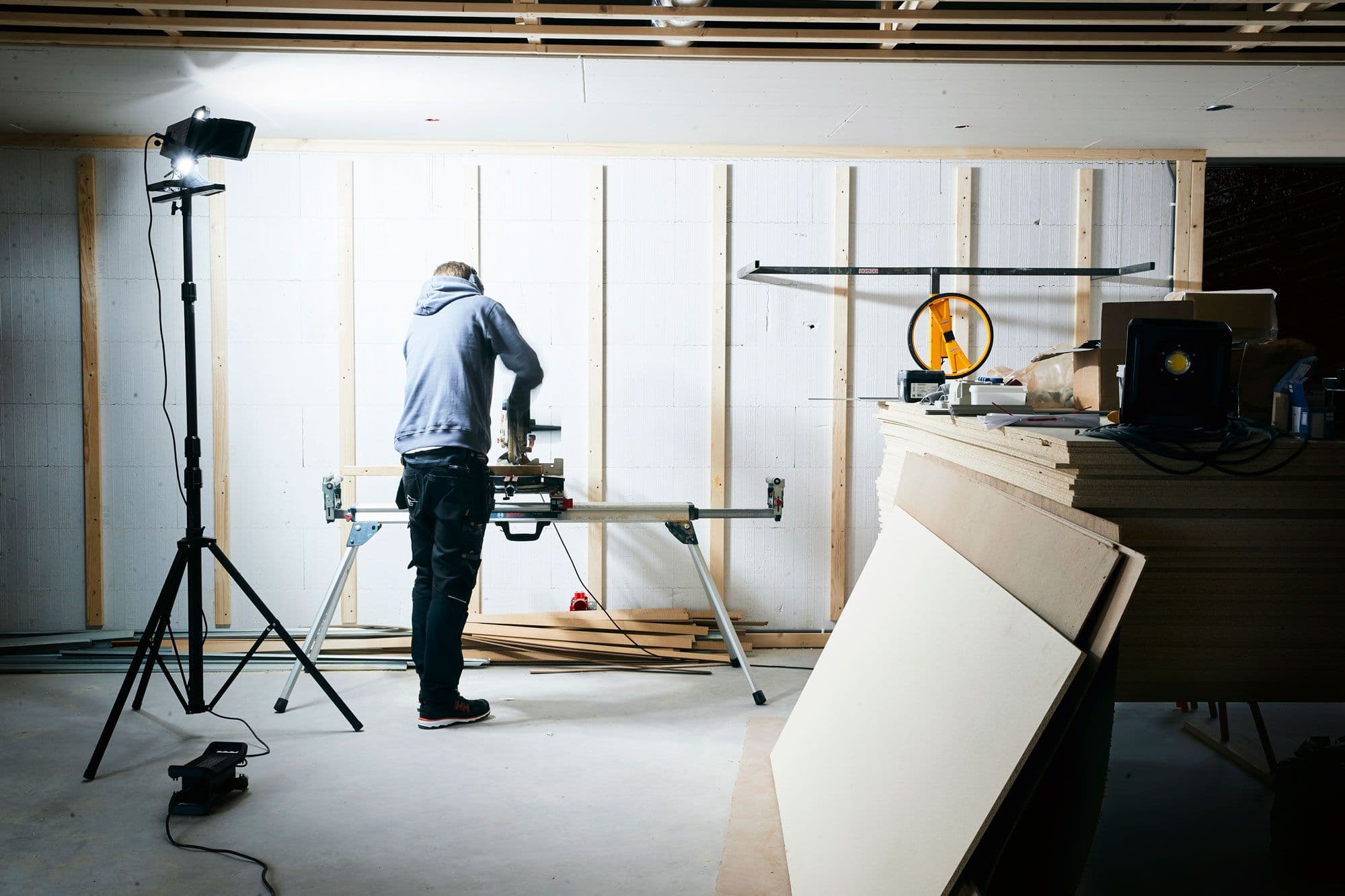 mann kutter plater, pusser opp med arbeidslampen Mareld Vapor