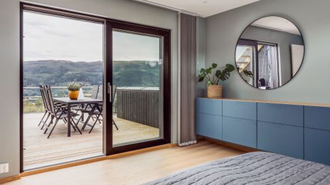 Skyvedør ut mot veranda fra soverom.