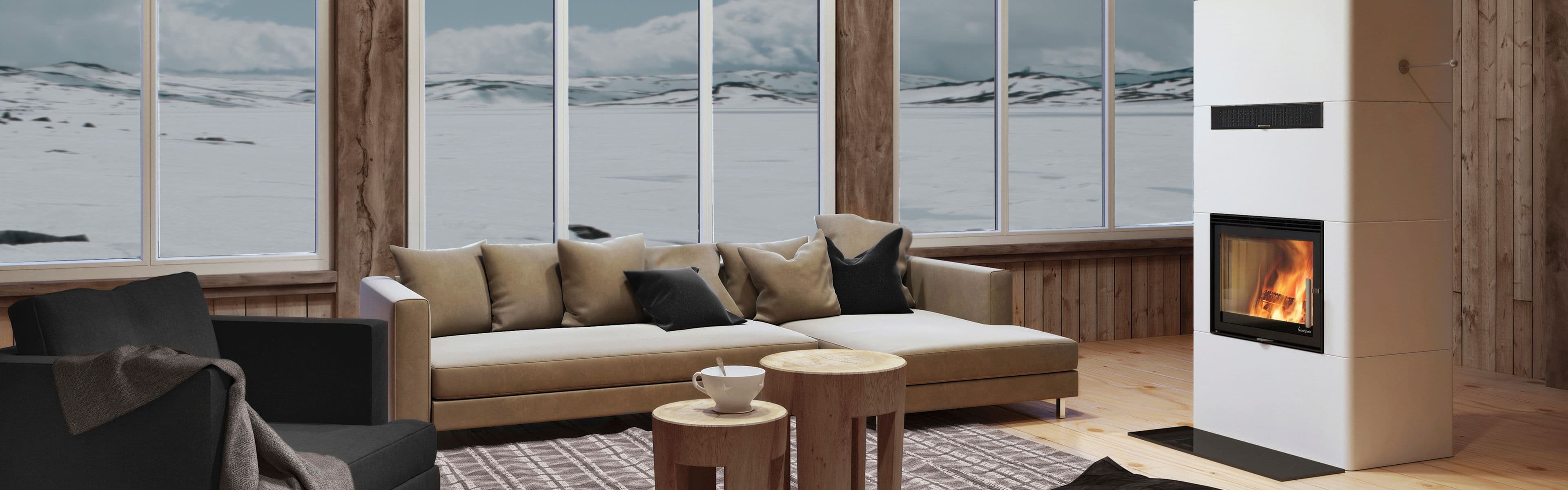 Hyttepeis i stue med store vinduer og snø utenfor.