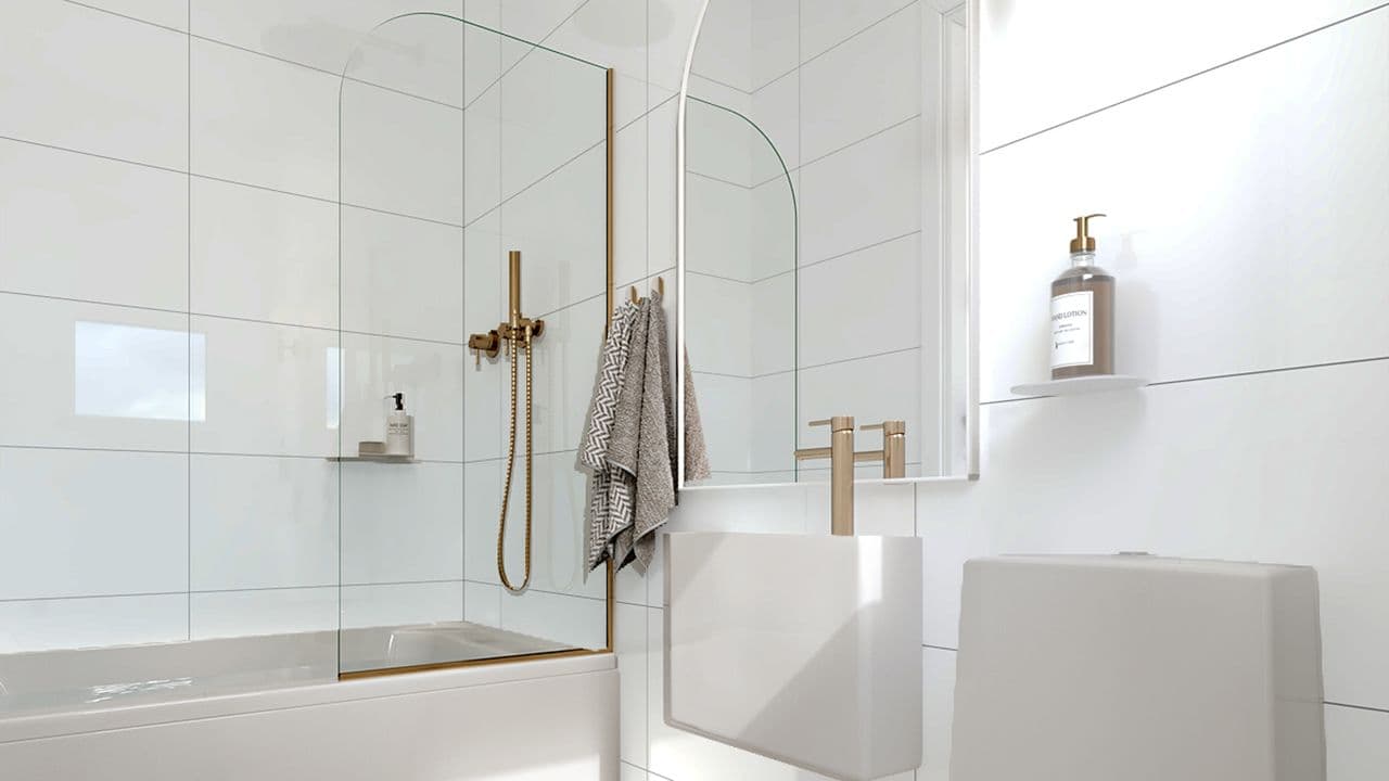 Hvitt lite hyttebad med smal servant, badekar og toallett i samme farge.