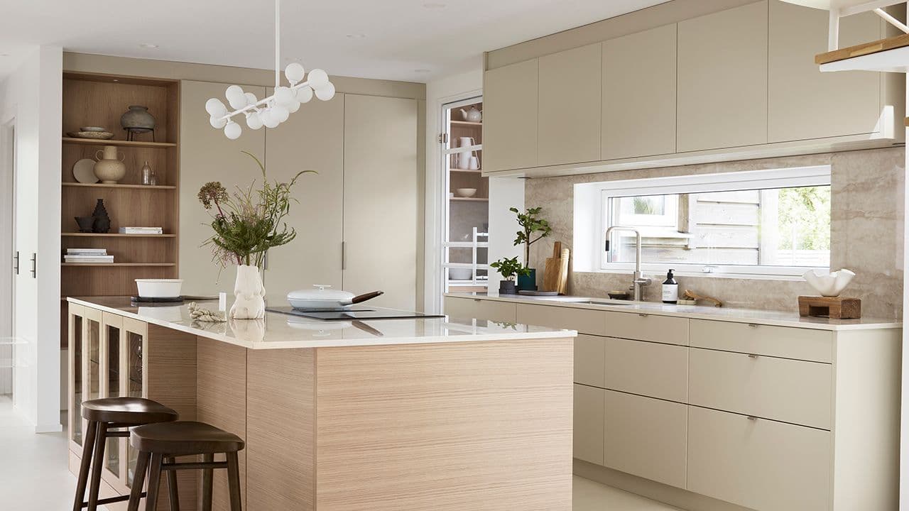 Kjøkken i dus beigetone og lys eik.