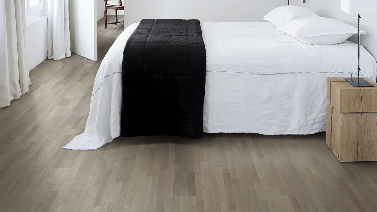 Mørk 3-stavs parkett i lyst soverom.