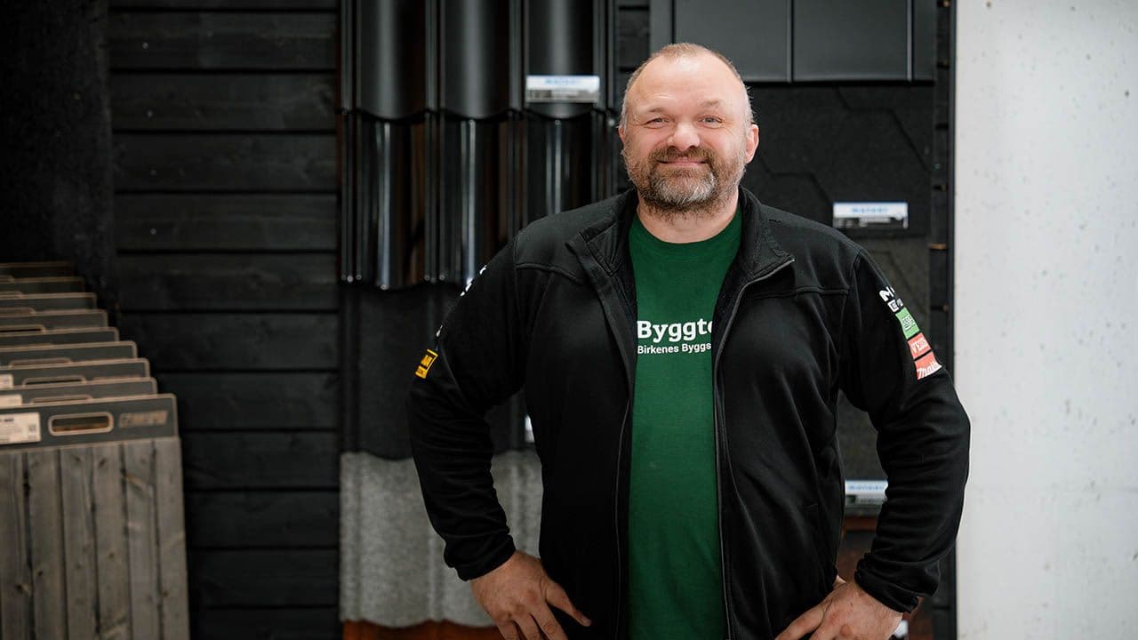 Byggtorget-ansatt i byggevarehus ved takutstilling.