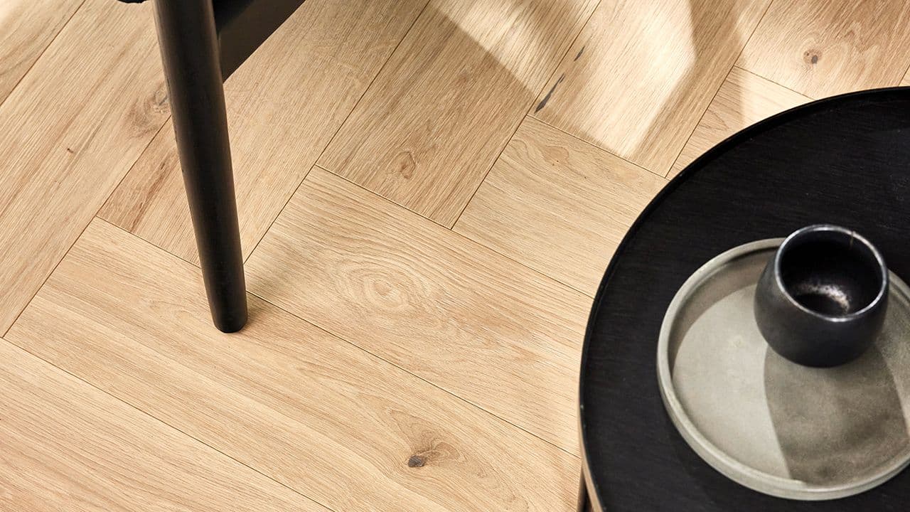 Nærbilde av nytt parkettgulv etter vannskade gulv.