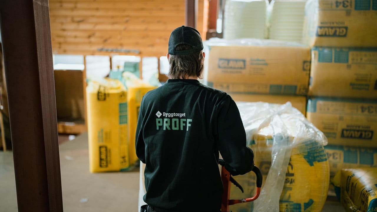 Byggtorget-ansatt som laster isolasjon for å gjøre enøk-tiltak.