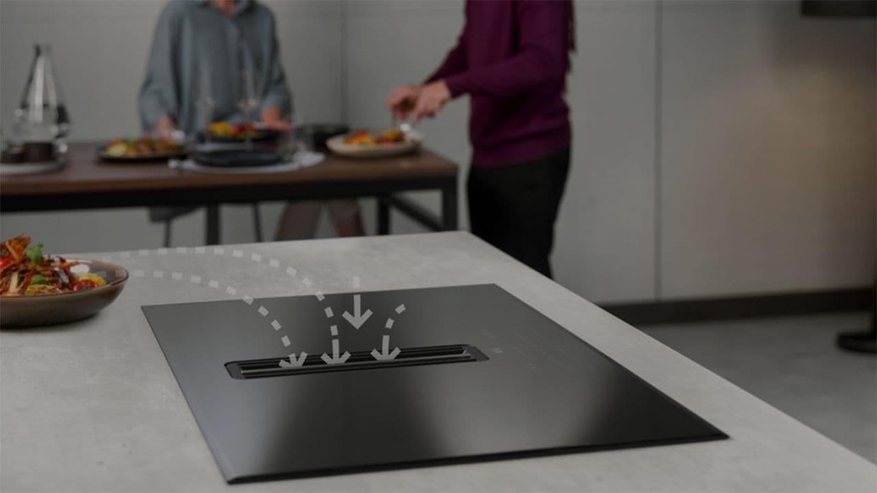 Electrolux ComboHob benkeventilator på kjøkkenøy i åpen kjøkkenløsning.