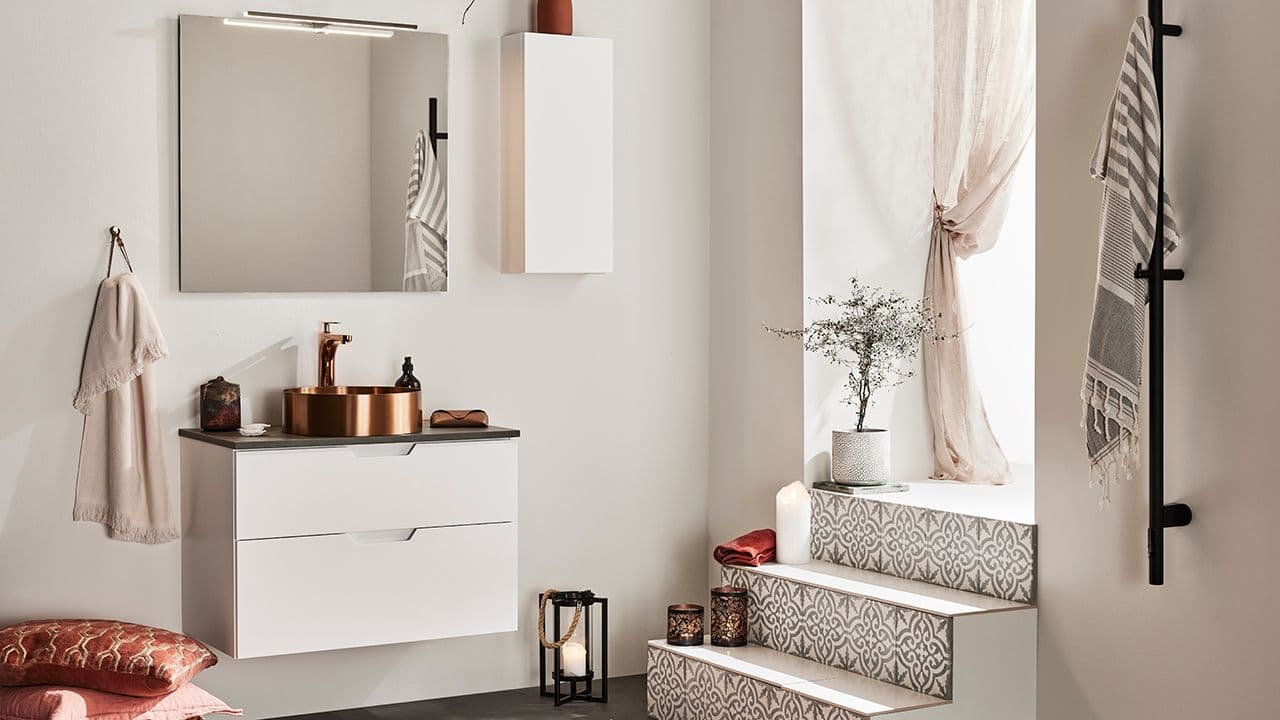 Hvitt bad med moderne metalldetaljer i kobber.