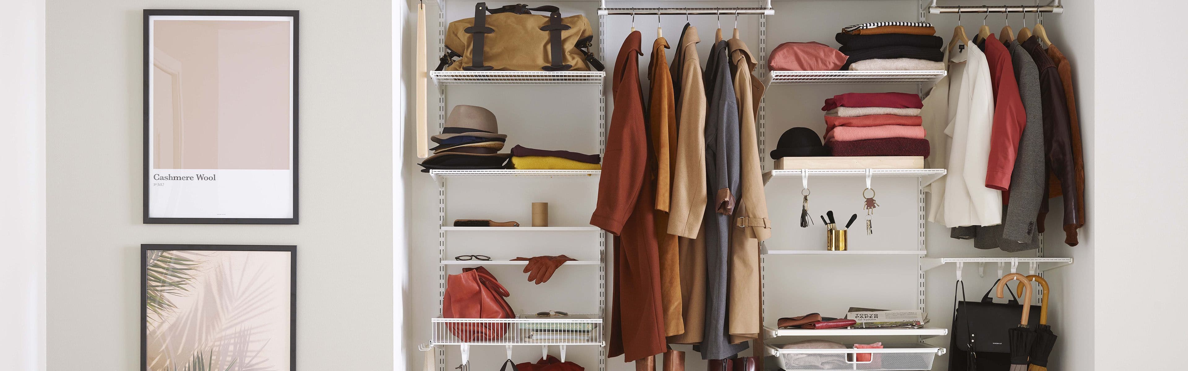 Topphengt klikk-inn-system i garderobe med klær.