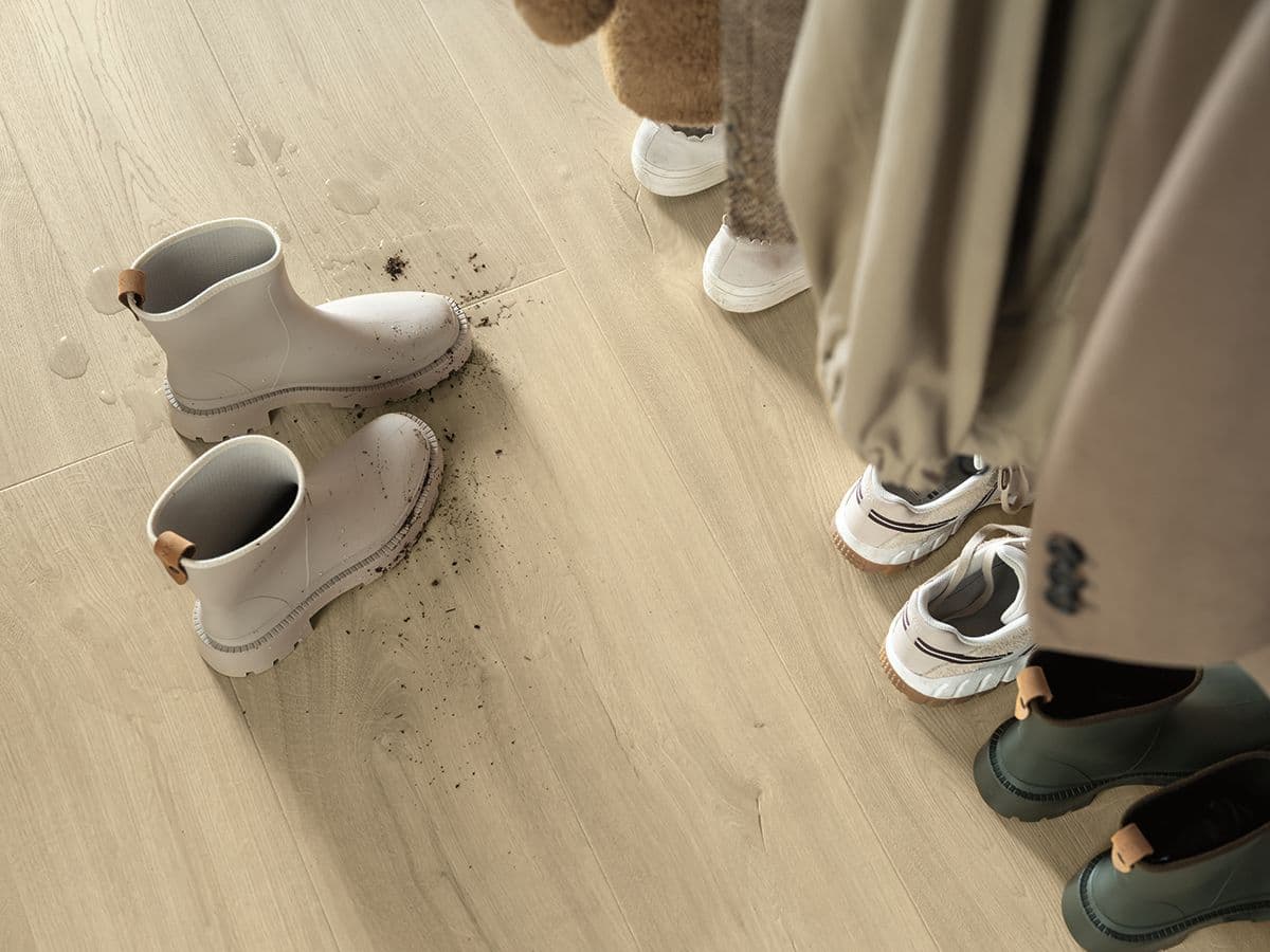 Skitne støvler står på Trondheim laminatgulv i varianten Fresh Nordic Oak