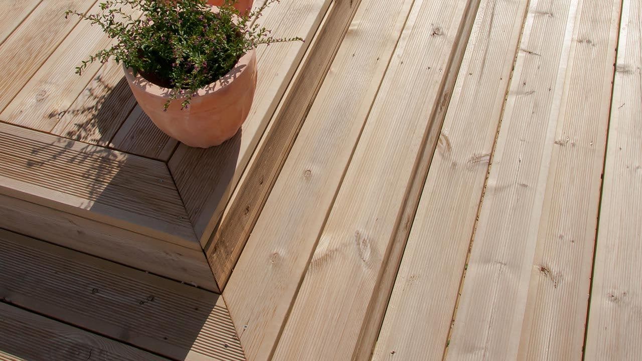 Terrasse med rillede terrassebord i trykkimpregnert furu.