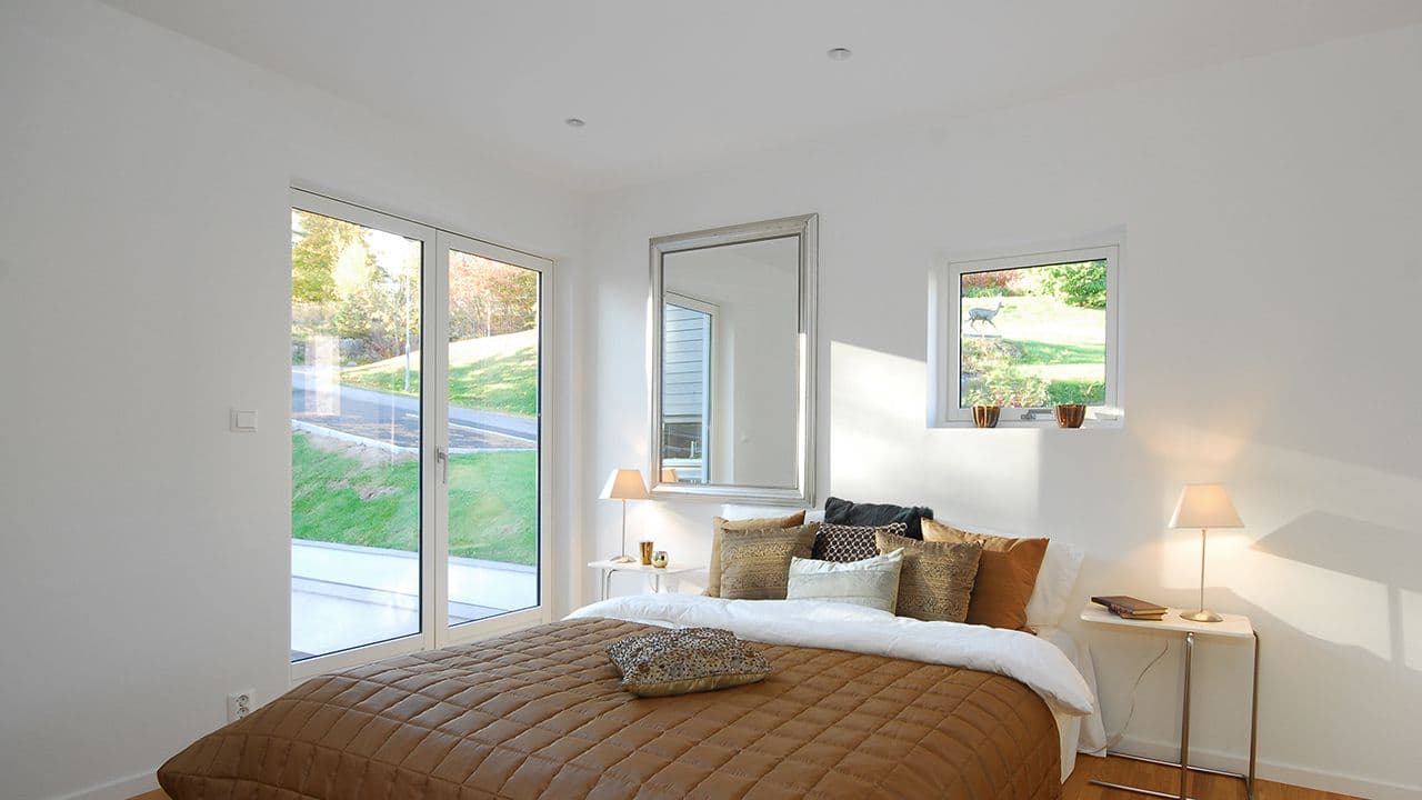 Soverom med dobbel verandadør med helglass.