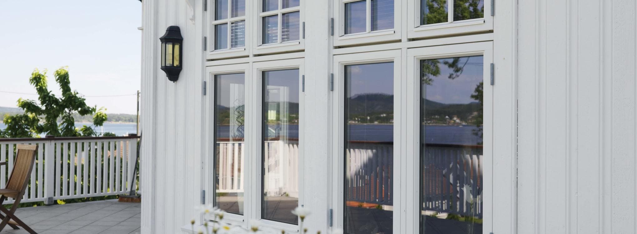 Hvite vinduer med sprosser