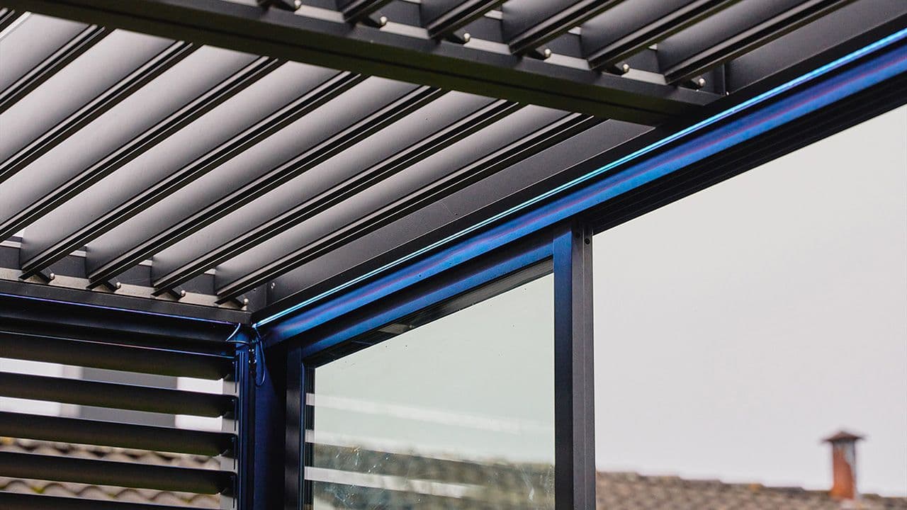 Hagestue aluminium med justerbare lameller i taket.