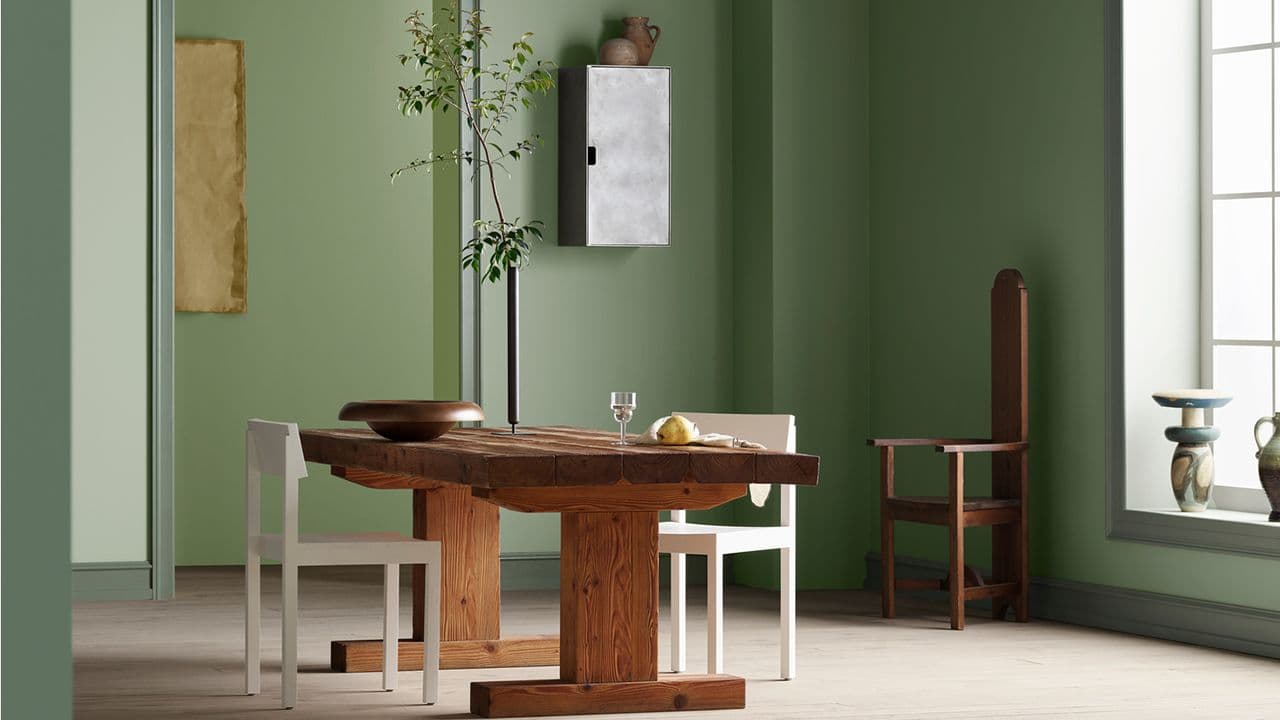 Spisestue malt med 7685 Subtle Green, 7686 Mindful Green, 7386 Pistachio og 9918 Klassisk Hvit fra Jotun.