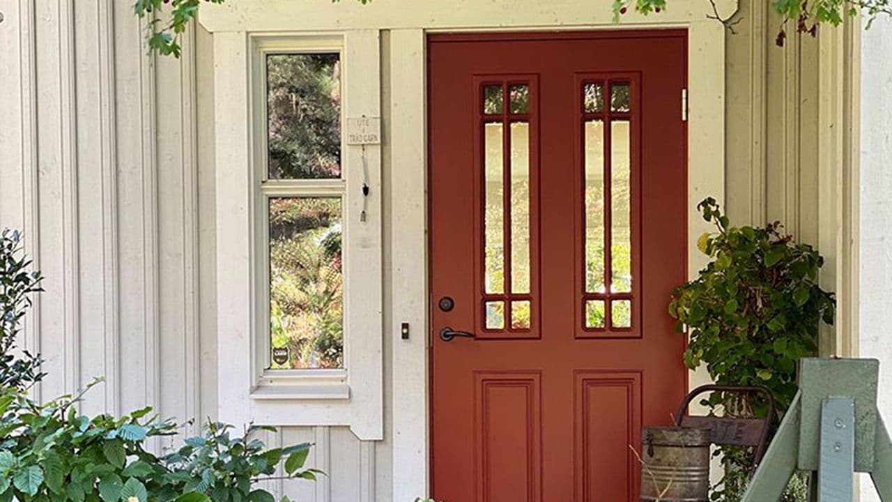 Hus med rød ytterdør Debussy fra Swedoor for ytterdør inspirasjon.