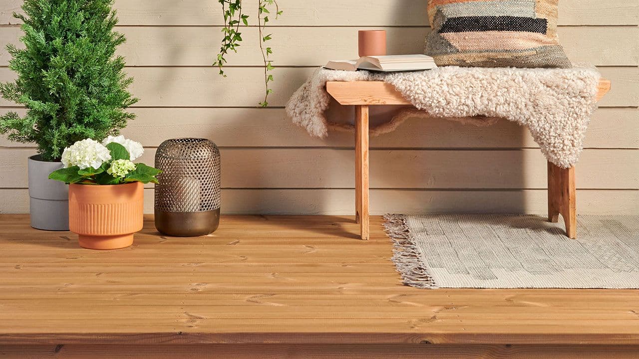 Terrasse med terrassebord i thermofuru.